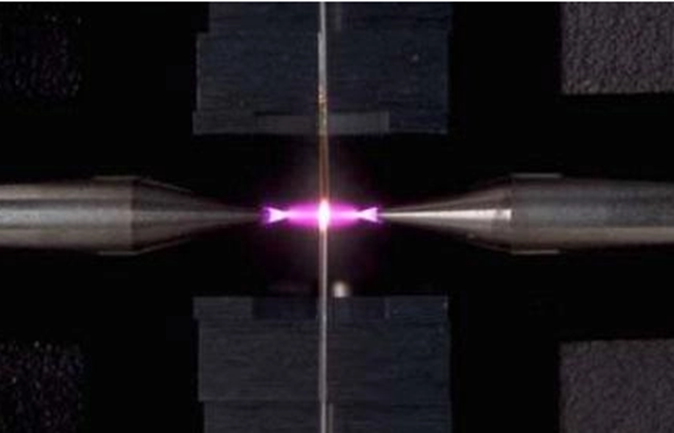 Электрическая дуга во время сварки волокон