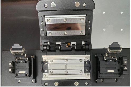 Рисунок 3 – Общий вид держателей и молды.png