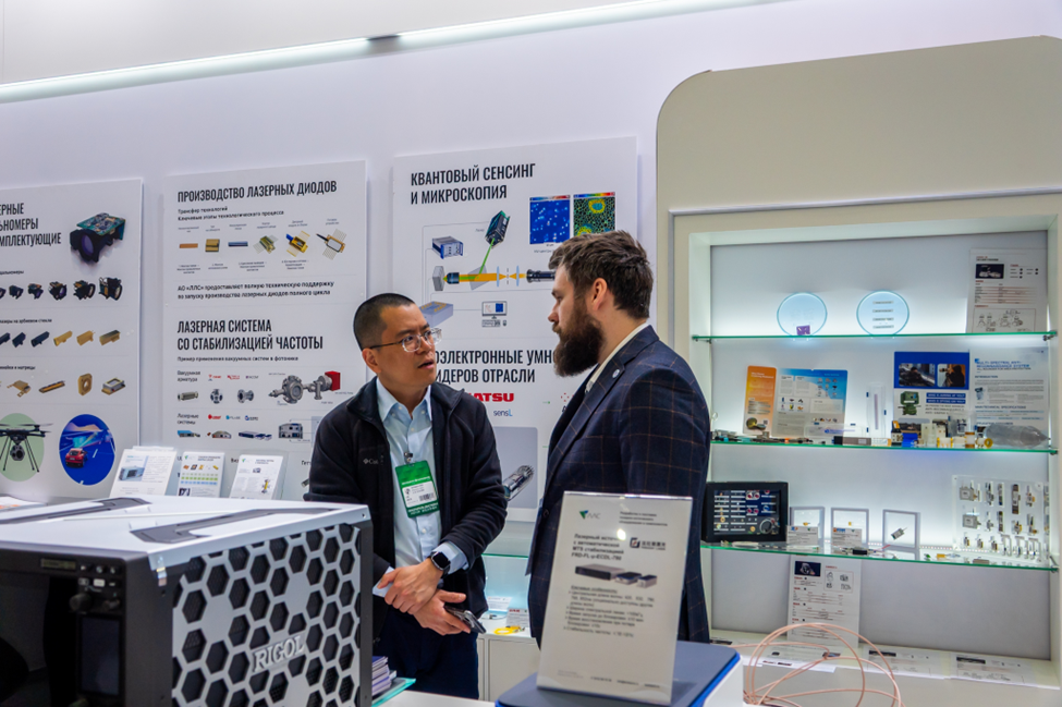 Общение на выставке 3