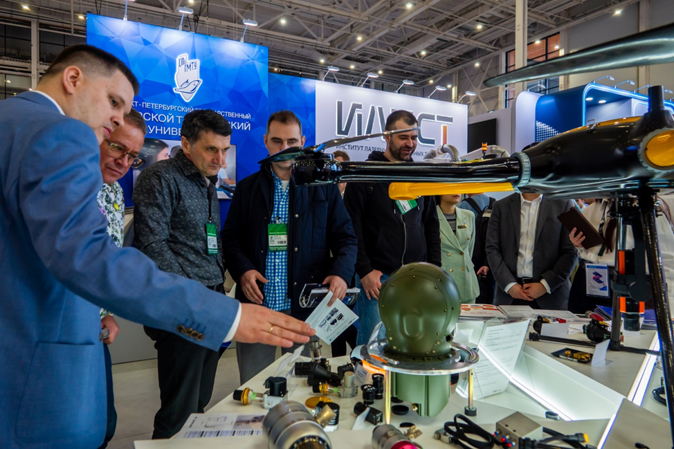 Общение на выставке 2