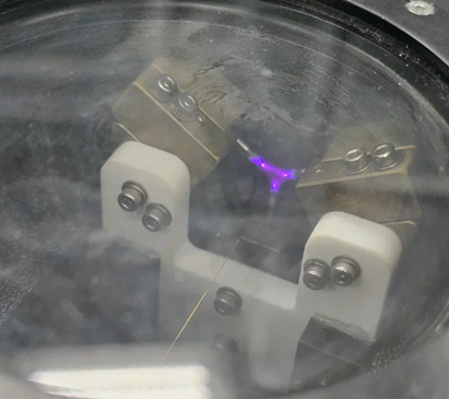 Образование плазменной дуги для очистки волокна