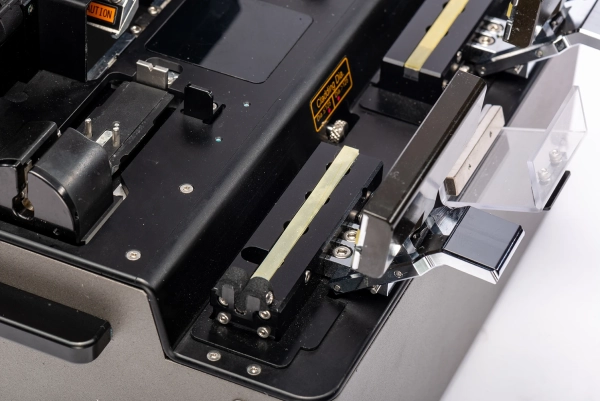 PCS-100 - стриппер для снятия оболочки волокна